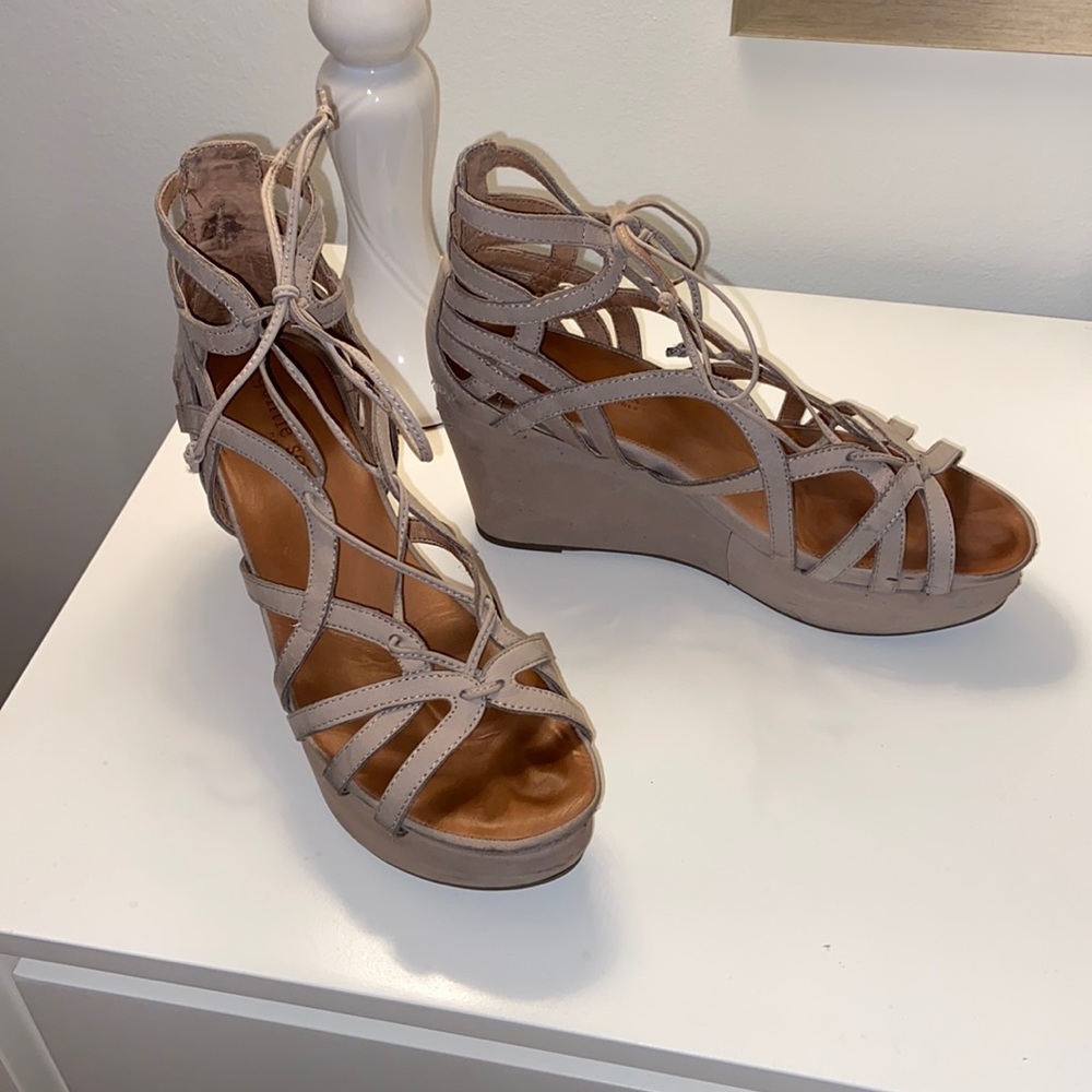 Gentle Souls by Kenneth Cole Wedges